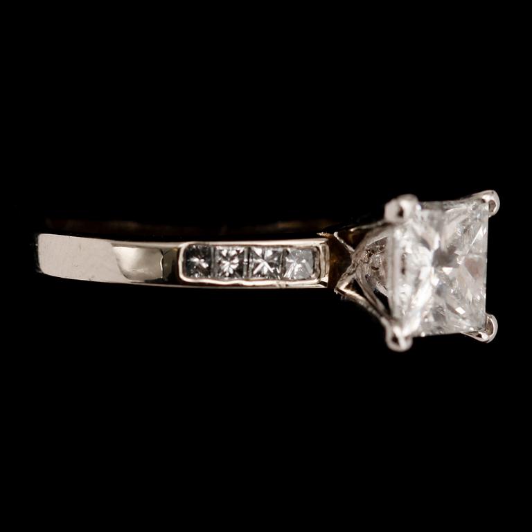 RING, 18 k vitguld, med princesslipad diamant 1.25 ct.