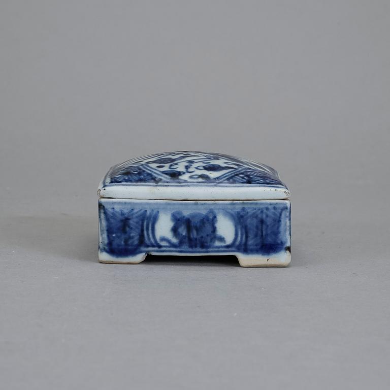 DOSA MED LOCK, porslin. Qianlong, Kina (1736-1795).