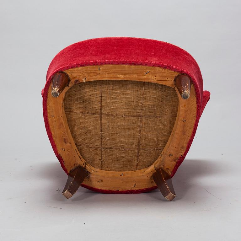 A mid- 20th-century armchair.