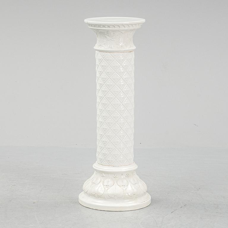 An early 20th Century piedestal.