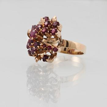 RING, 18K guld med 19 fasettsliapde rubiner. Vikt 5,6 gram.