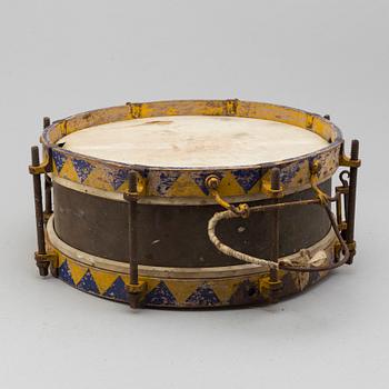 AN EARLY 20TH CENTURY DRUM.