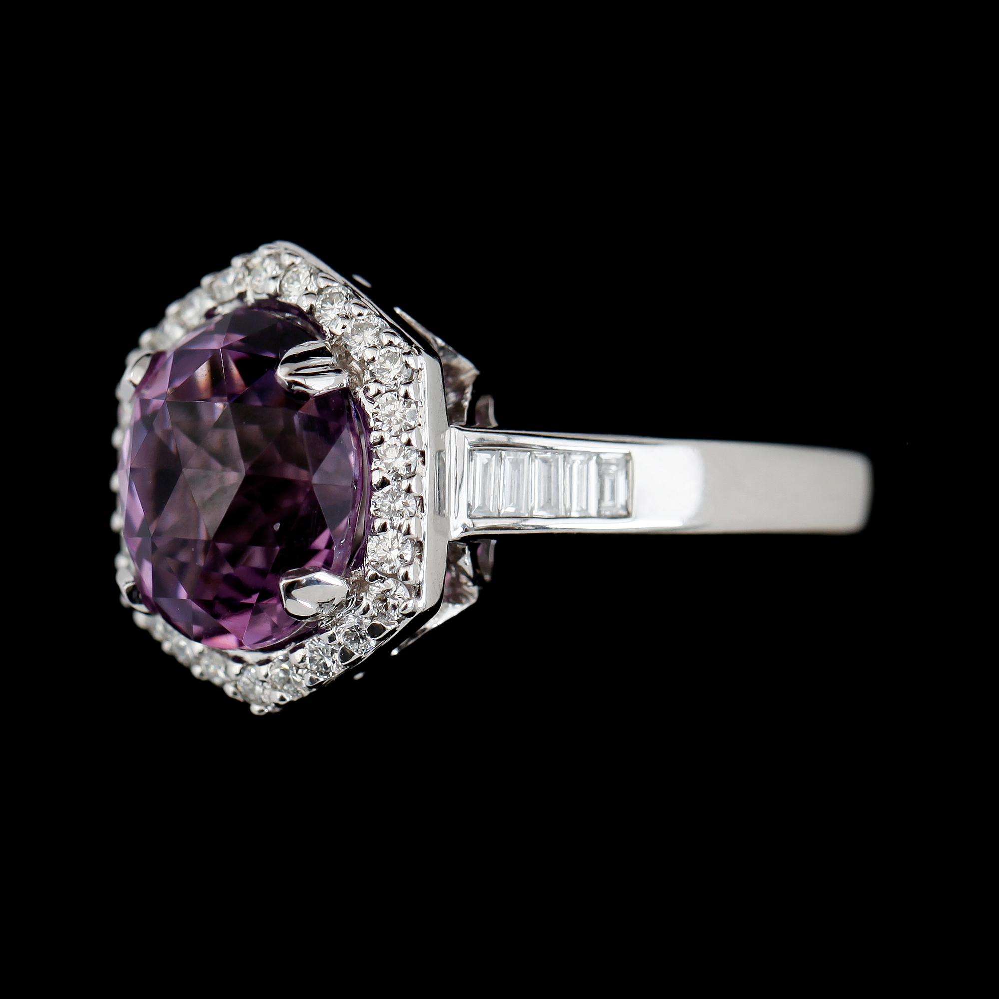 RING, 14K vitguld, ametist och diamanter.
