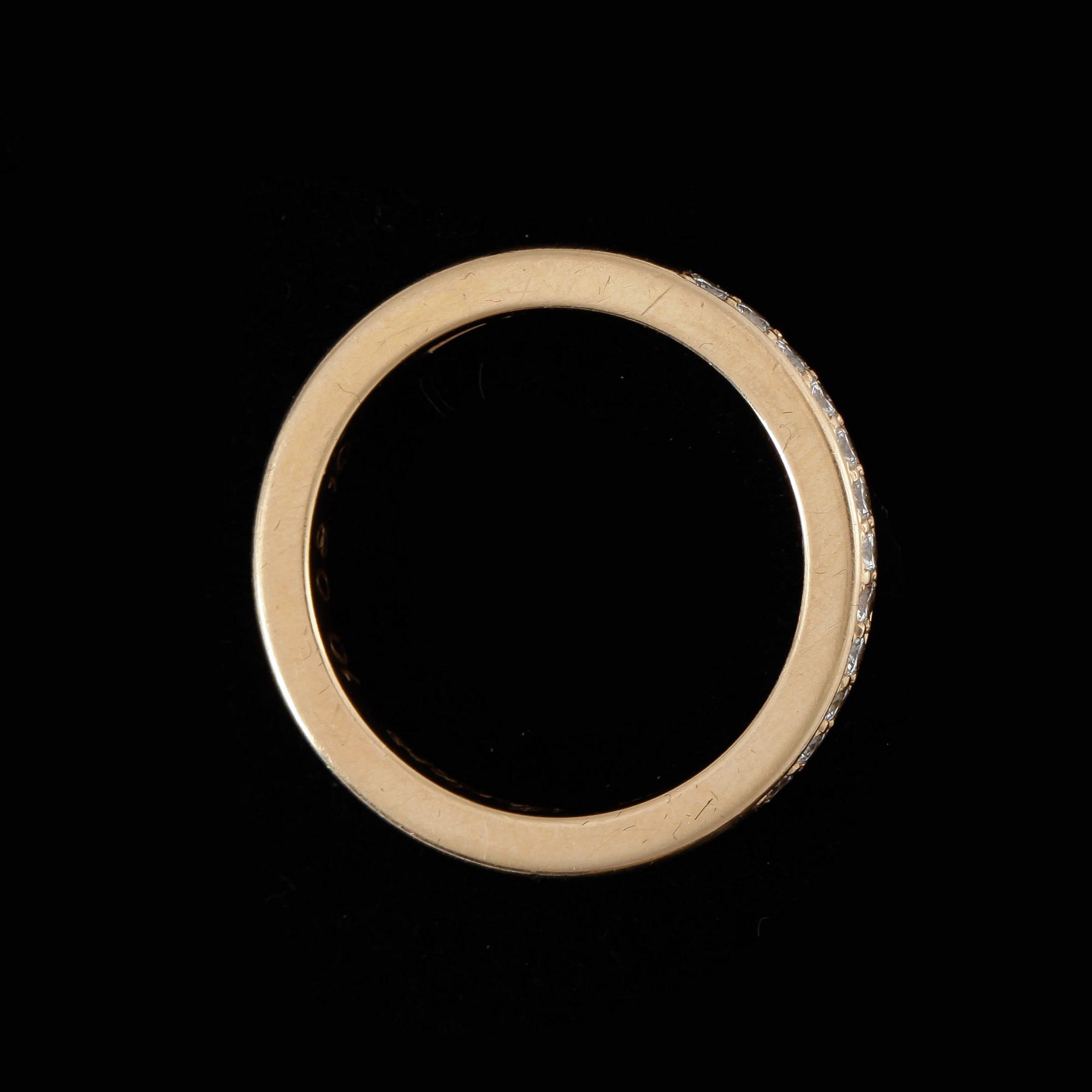 RING, 18k guld med 12 briljantslipade diamanter, enligt gravyr 0,24 ct. Vikt ca 4,8 gram.
