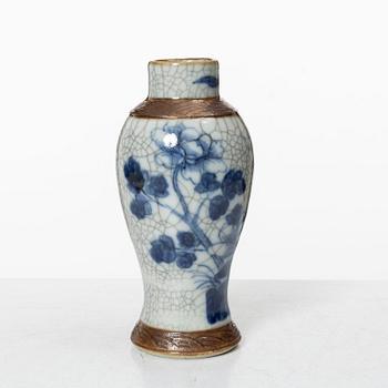 A Chinese porcelain vase and a bowl, around 1900.