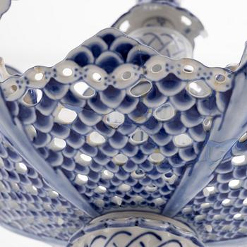 Royal Copenhagen, kandelaber, porslin, "Musselmalet Helblonde", modell 1006, Danmark, 1969-73.