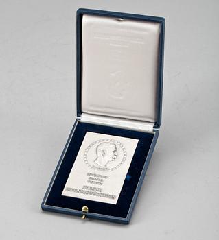 PLAKETT, silver, metallfabriks A/B, C C Sporrong, 1971. Totalvikt ca 161 gram.