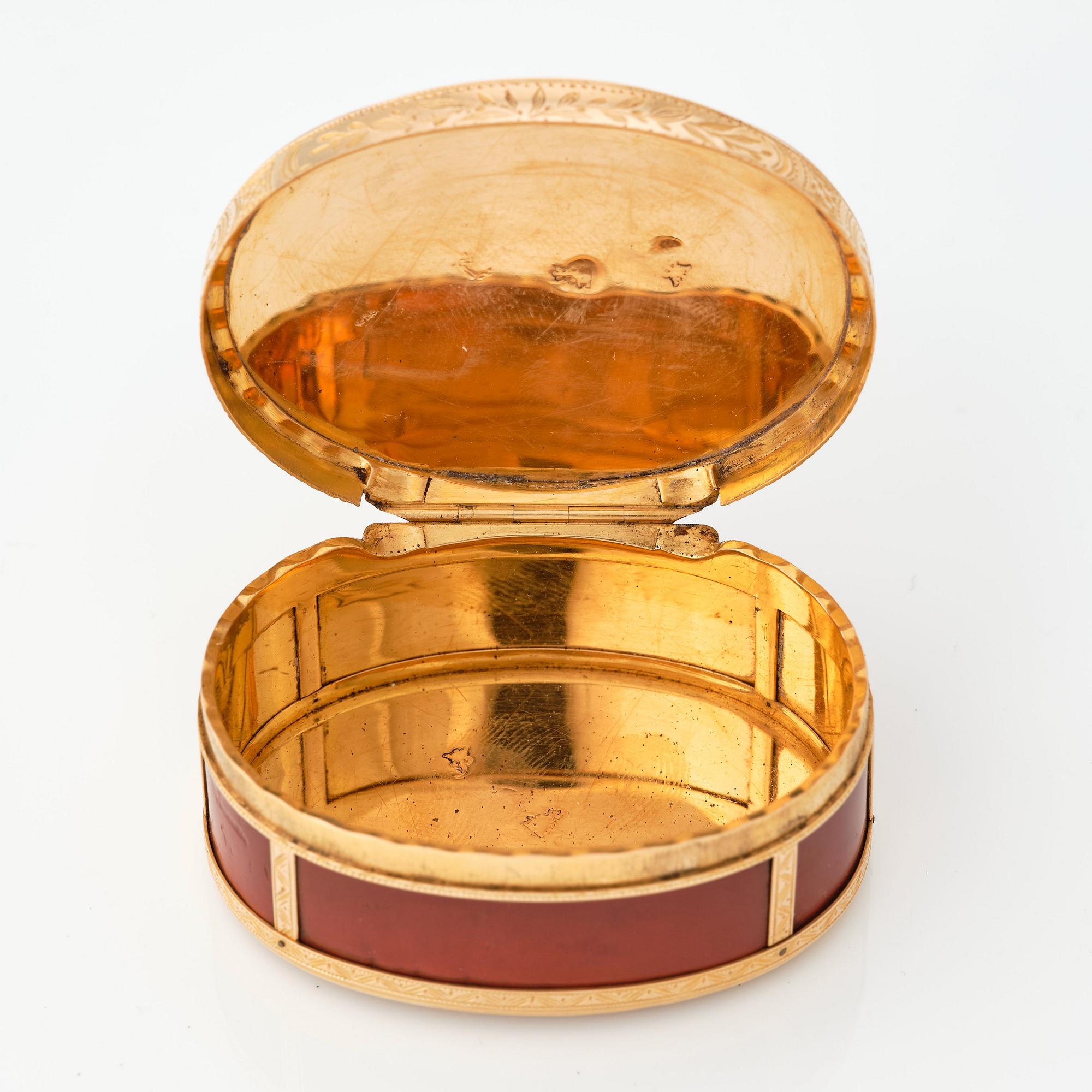 Dosa, guld och rött lack, otydlig mästarstämpel, Paris 1777-1778.