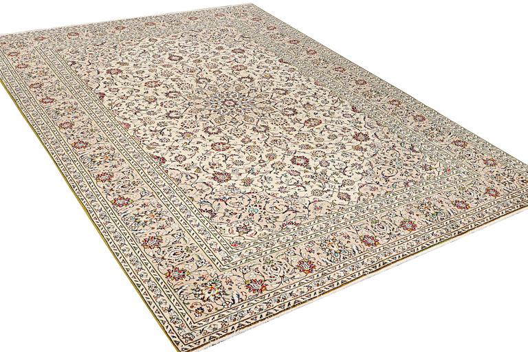 A Keshan carpet, c. 342 x 242 cm.