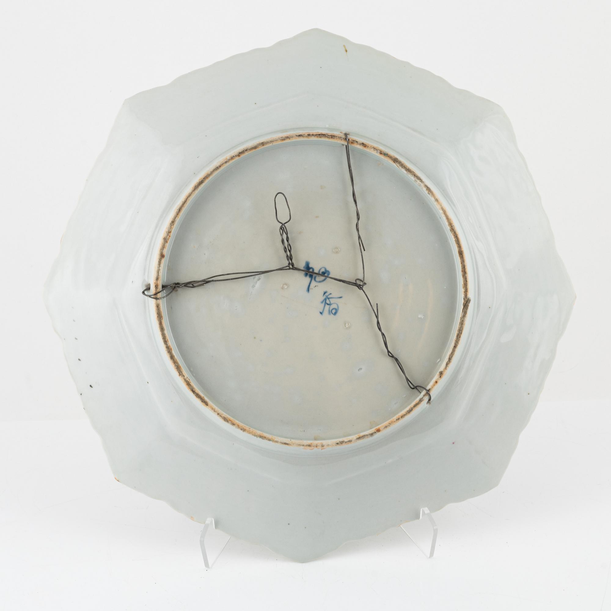 A porcelain dish, Japan, first half of the 20th century.