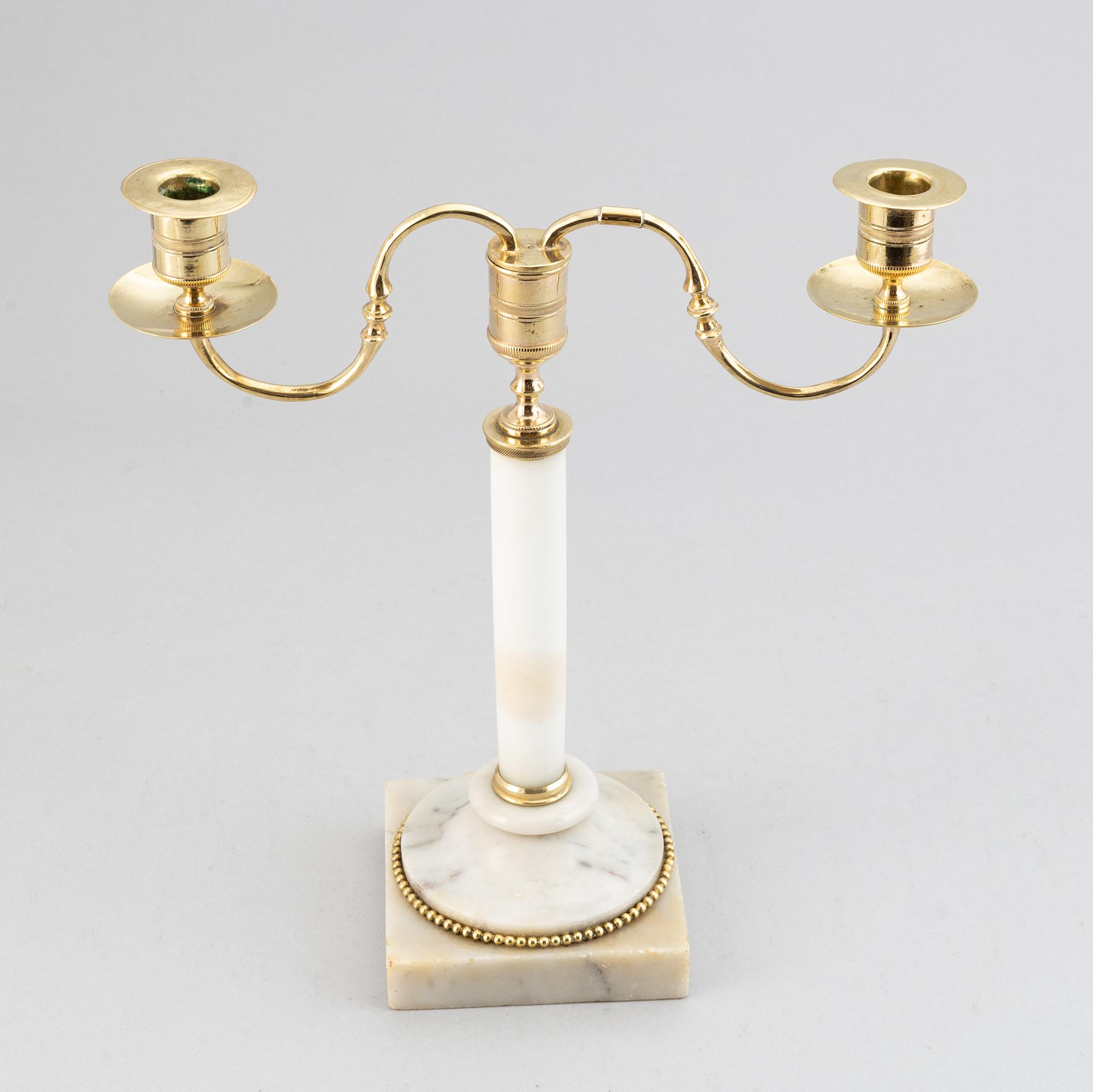 Kandelaber/ljusstake, sengustaviansk, mässing och marmor, omkring år 1800.