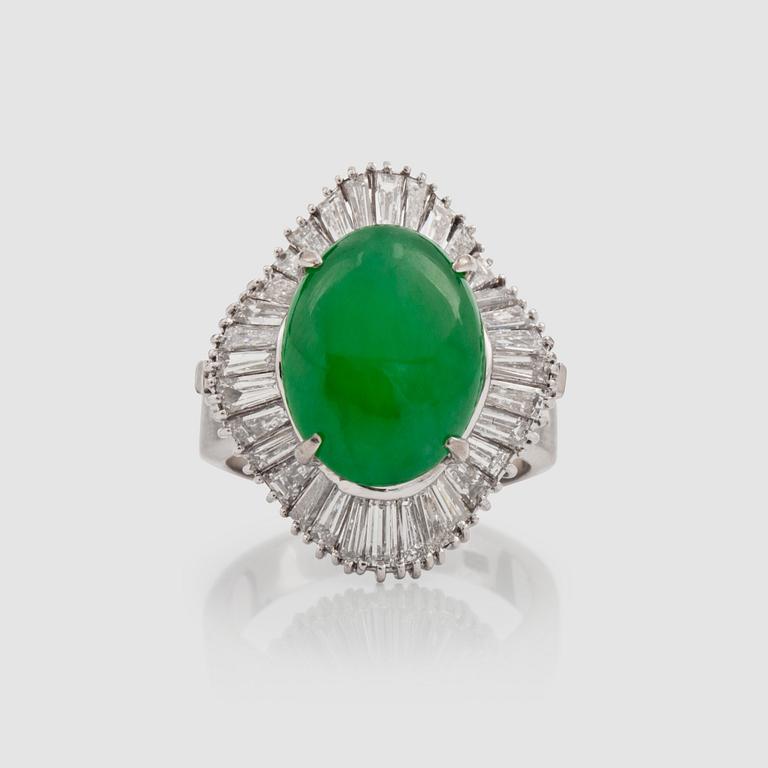 RING med obehandlad jadeit 5.80 ct samt trapetsslipade diamanter totalt ca 3.50 ct.