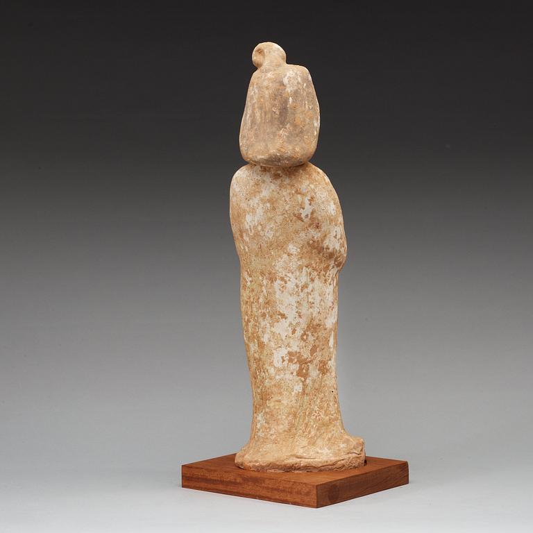 FIGURIN, bemålat lergods. Tang dynastin (618-907).