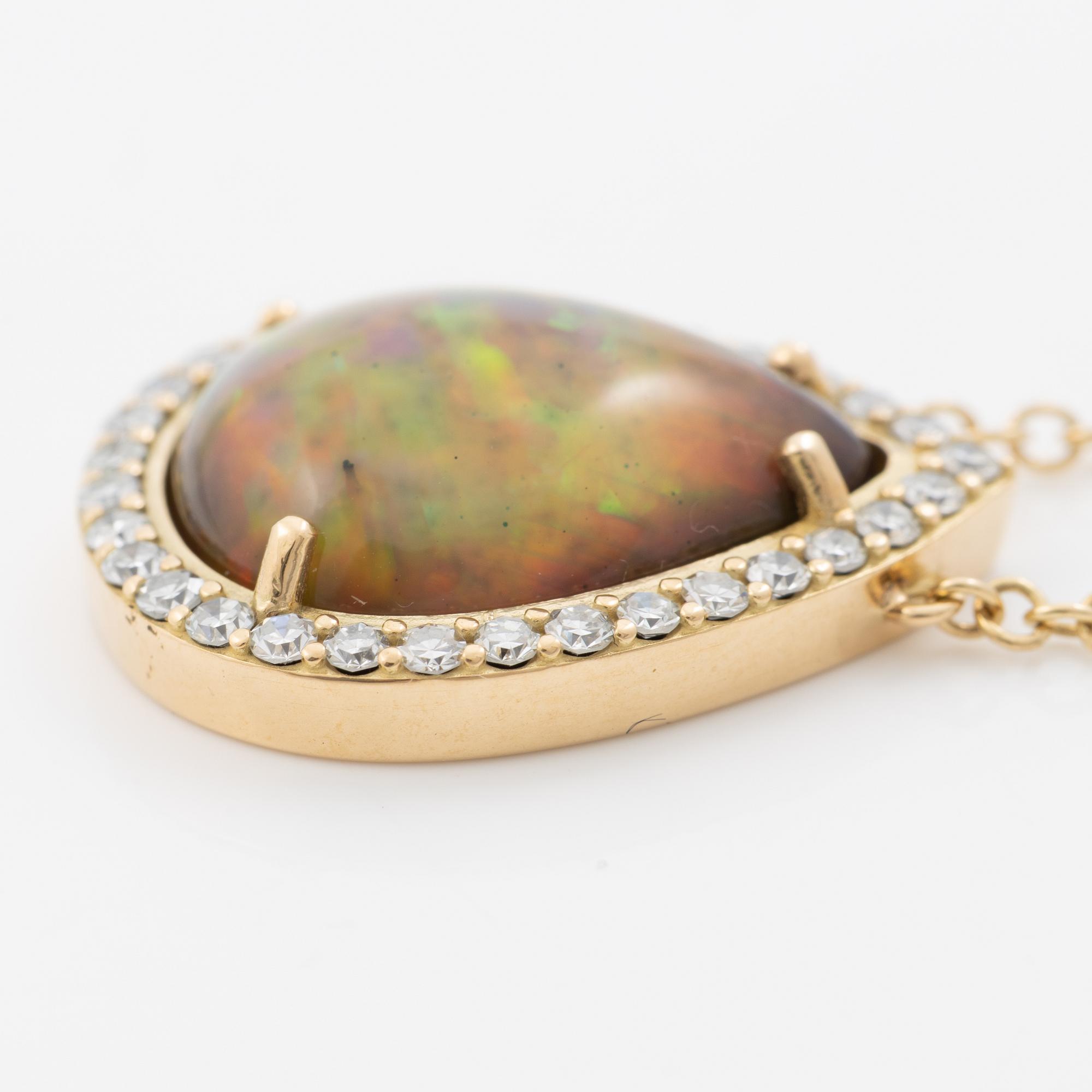 Necklace in 18K gold with a drop-shaped opal and octagon-cut diamonds.