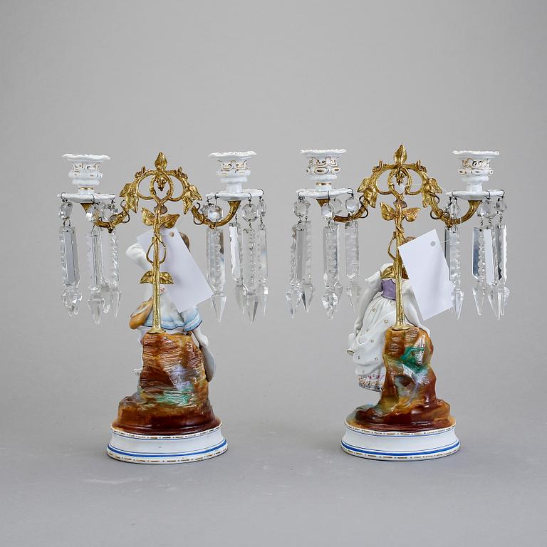 KANDELABRAR, ett par, biskviporslin, 1800-talets mitt.