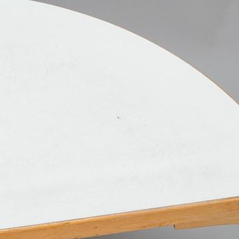 Alvar Aalto, pöytiä, 2 kpl, malli 95, Artek, 1970-luvun alku.