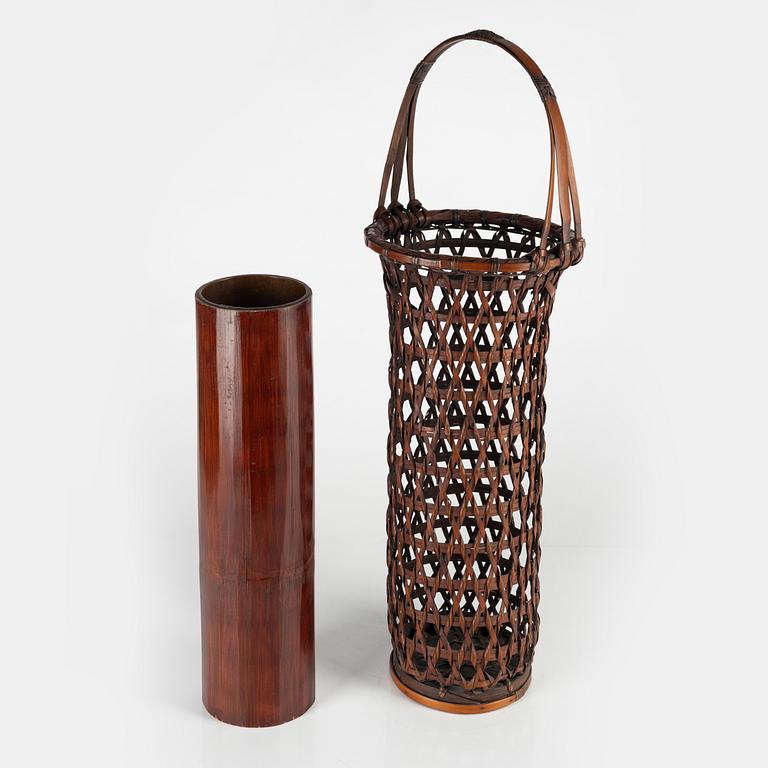 Ikebana-korg, flätad. Japan, 1900-tal. Signerad.