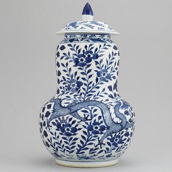 A blue and white vase with cover, Qing dynasty, 19th Century.