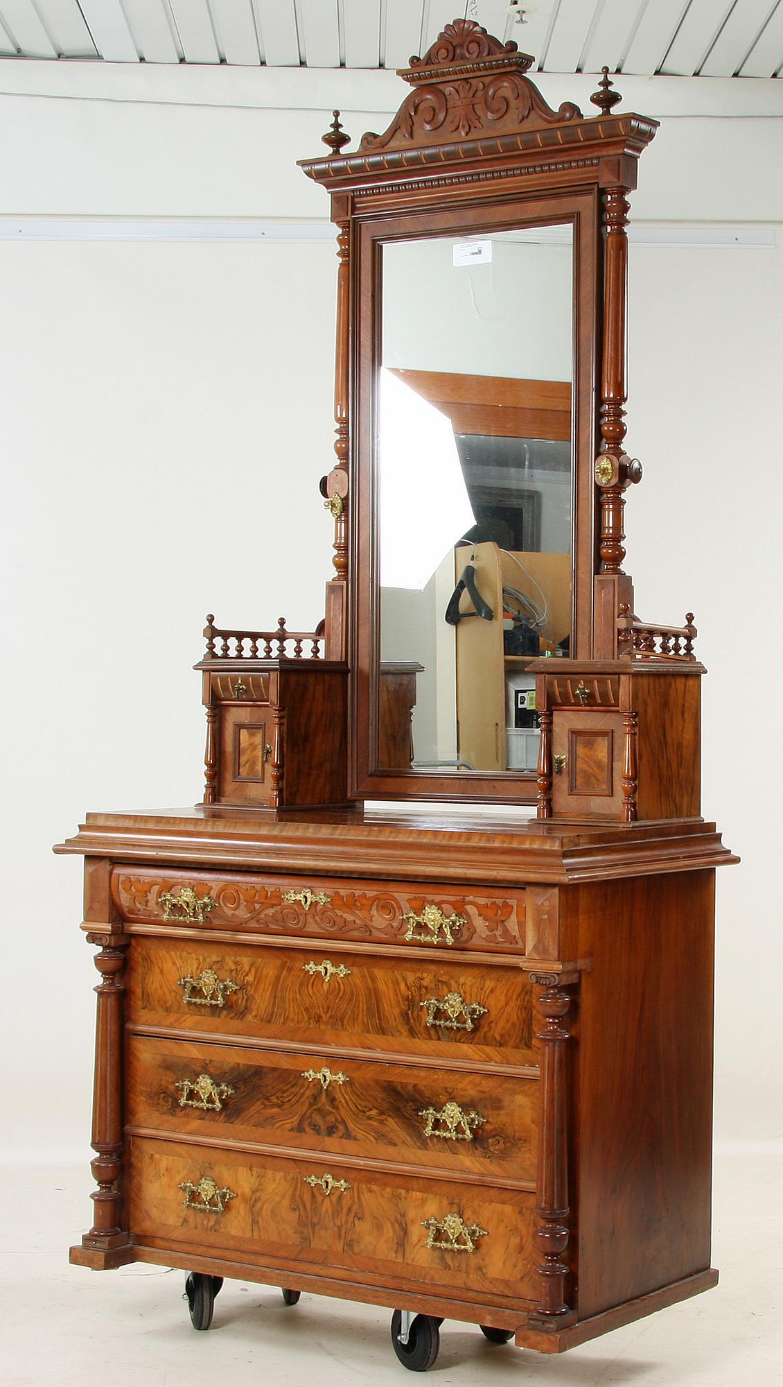 SPEGELBYRÅ, nyrenässans, omkring sekelskiftet 1900.