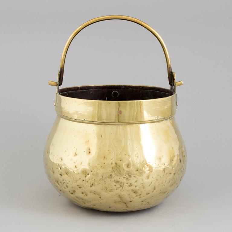 A 19TH CENTURY BRASS CAULDRON.