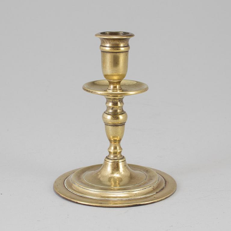 A 17TH CENTURY BRONZE CANDLESTICK.