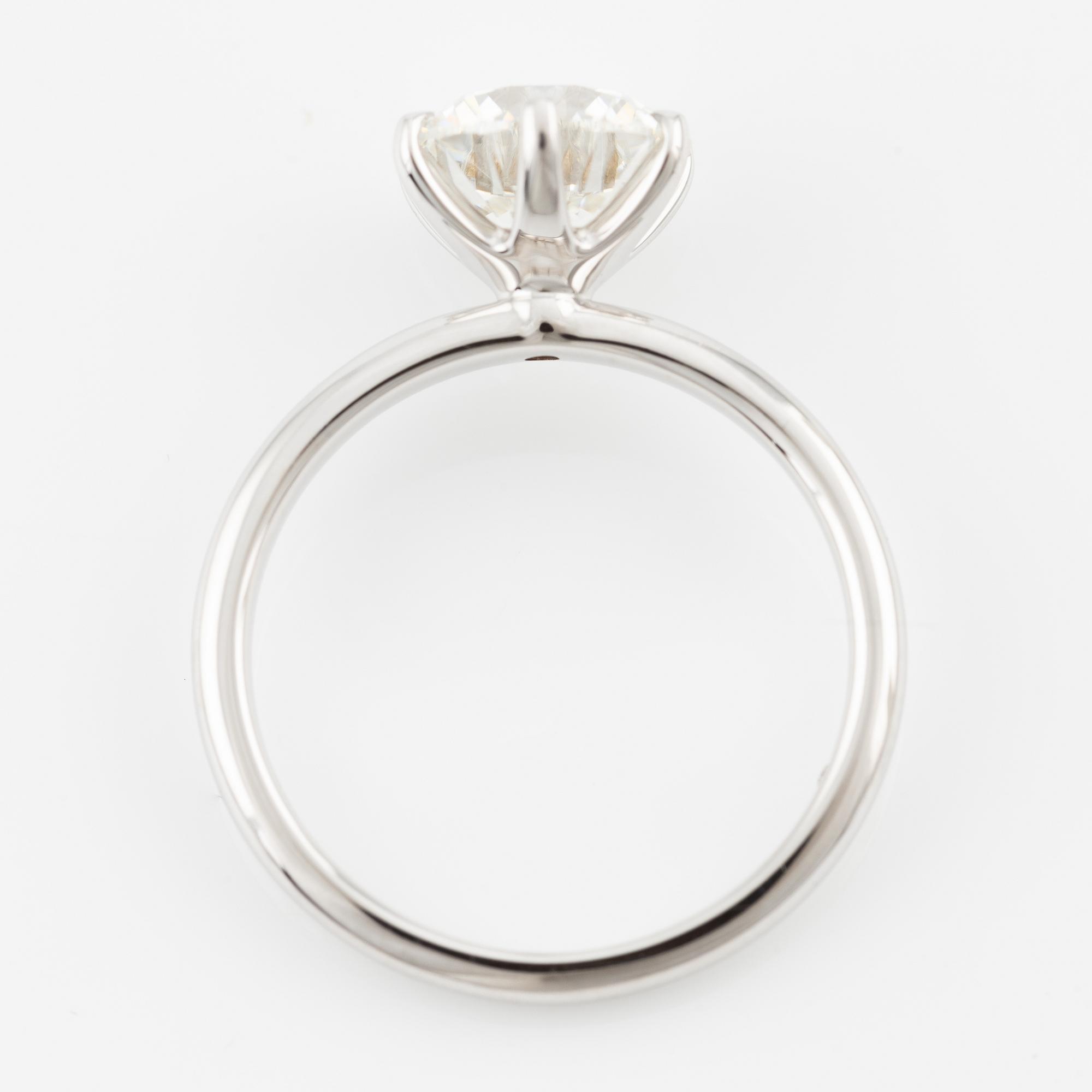 Ring, 18K vitguld med briljantslipad diamant 1.73 ct, medföljande GIA report.