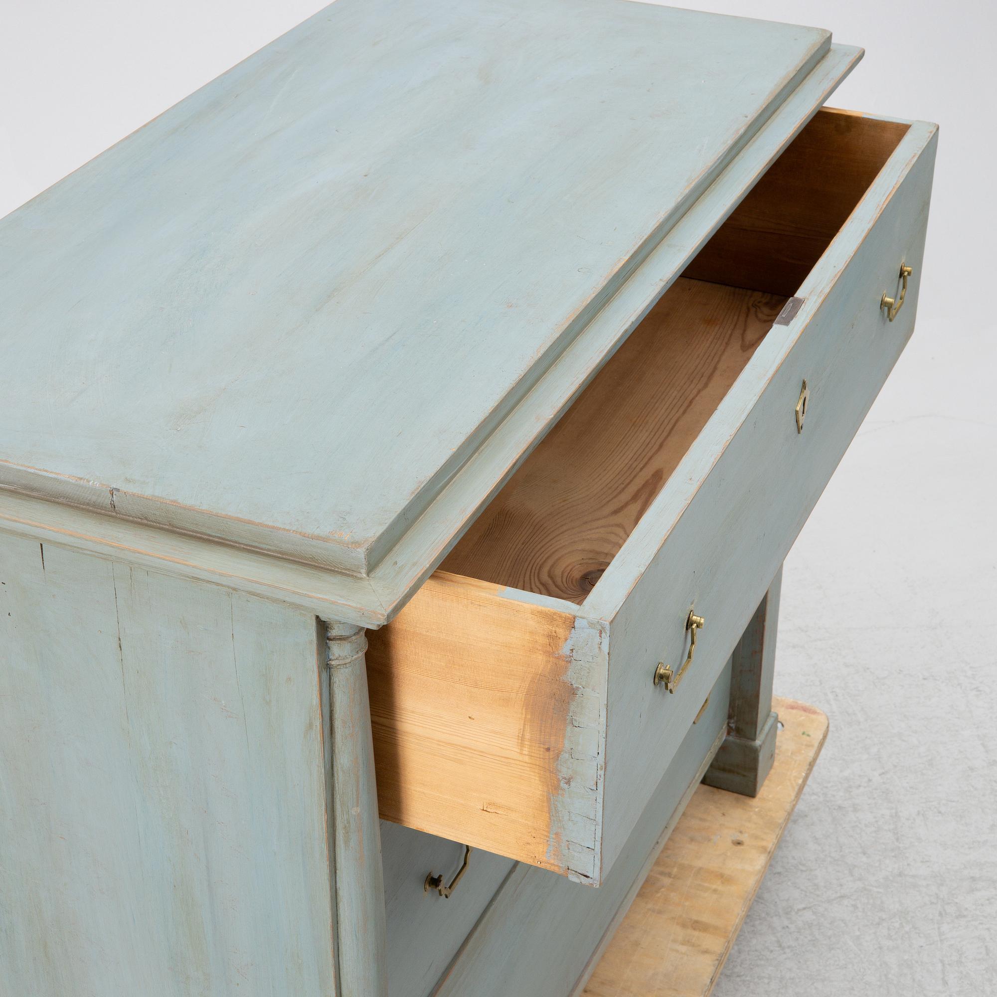 A chest of drawers, late 19th century.