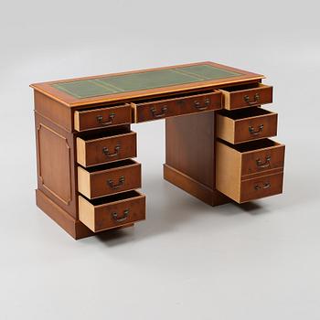SKRIVBORD, Engelsk stil, 1900-talets andra hälft.