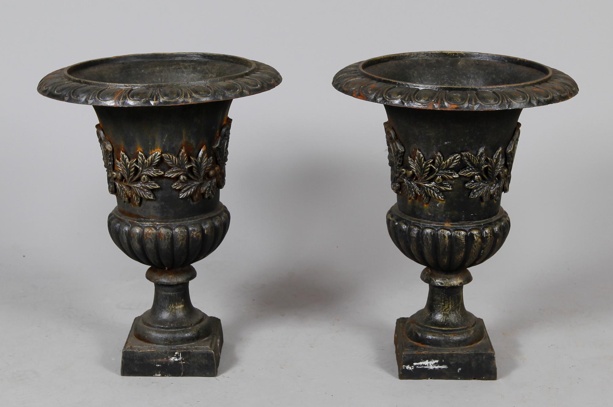 TRÄDGÅRDSURNOR, 1 par, gjutjärn, empirestil, samtida.