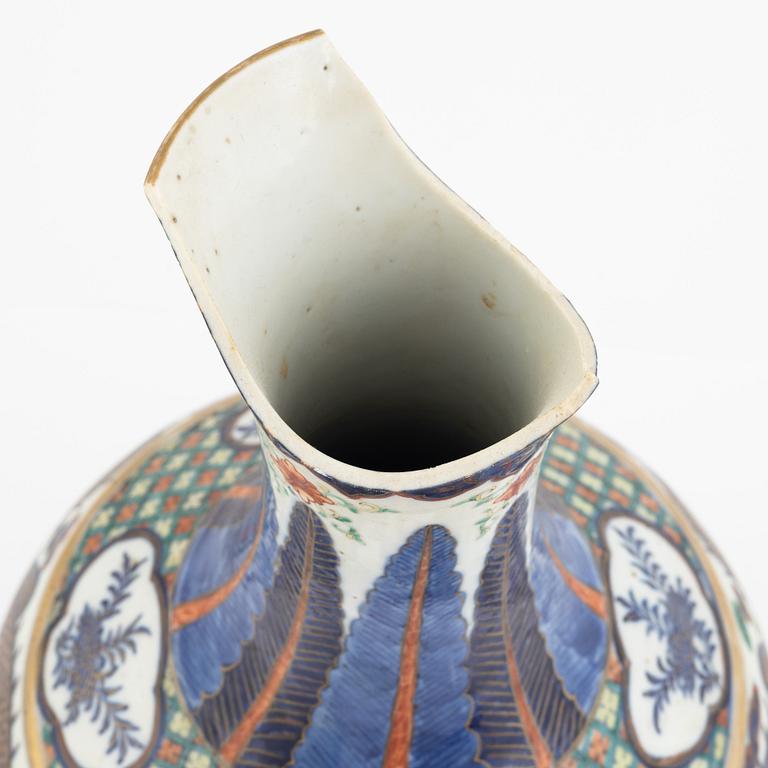 A porcelain vase, China, Qing dynasty, 19th century.