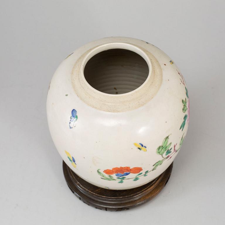 A famille rose jar, Qing dynasty.