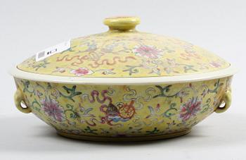SKÅL MED LOCK, porslin, Kina, 1900-tal.