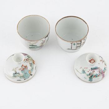 a pair of porcelain cups with covers, China, around 1900.