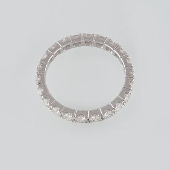 RING, 18K vitguld med 22 briljantslipade diamanter 1.62 ct. Vikt 2,6 gram.