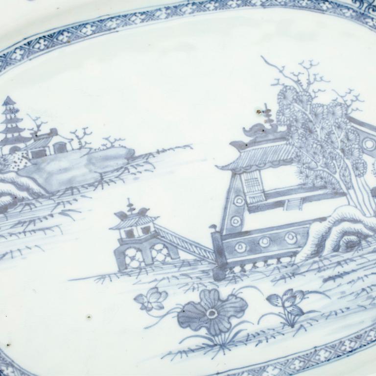 STEKFAT, ett par, porslin, Qingdynastin, Qianlong (1736-1795).
