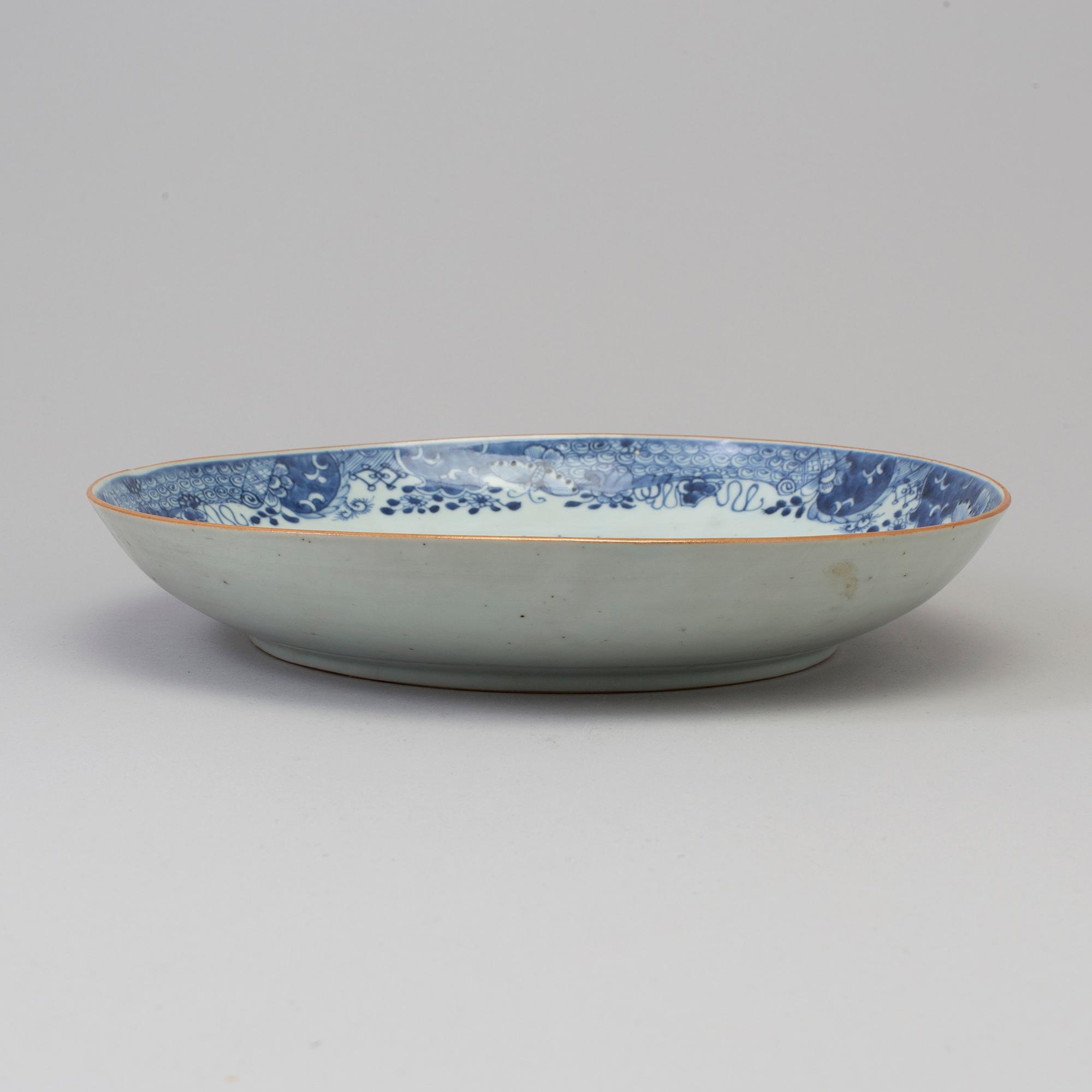 A blue and white export porcelain dish, Qing dynasty, Qianlong (1736-95).