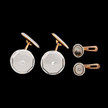 317. CUFFLINKS, one pair, set with brilliant cut diamonds, tot. app. 0.15 cts.