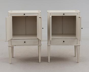 SÄNGBORD, 1 par, gustaviansk stil, 1900-talets andra hälft.