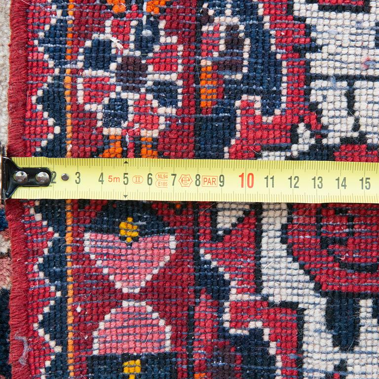 MATTA, orientalisk. Ca 354 X 277  cm.