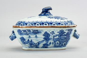 A Chinese Qianlong blue and white porcelain tureen with sauser.