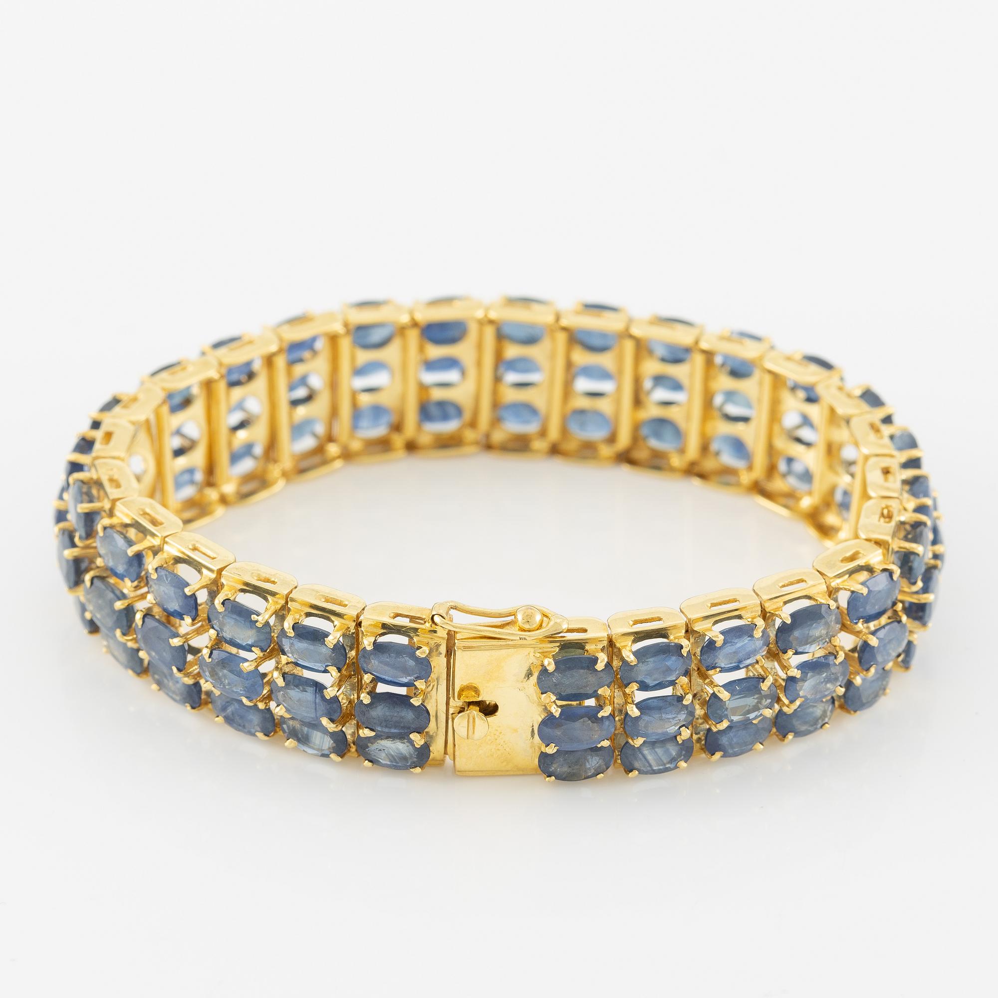 Armband, 18K guld med ovala fasettslipade safirer i tre rader.