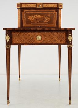 SKRIVBORD MED UPPSATS, av Fredrich Iwersson (mästare i Stockholm 1780-1801), ej signerat.