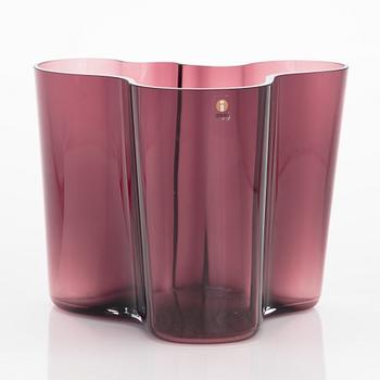 Alvar Aalto, A '3030' vase signed Alvar Aalto. Iittala.