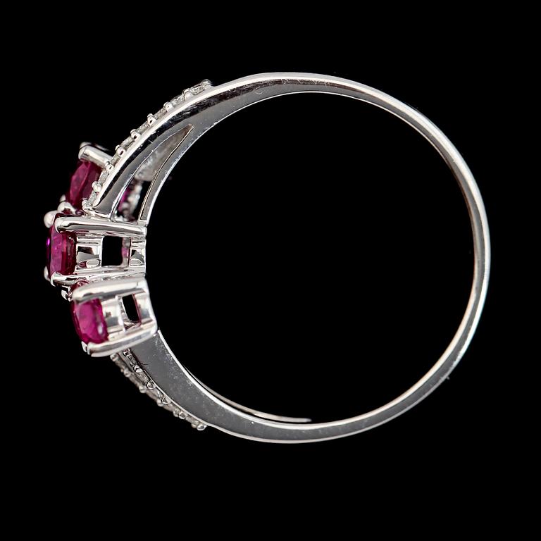RING, 14K vitguld, rubiner och briljantslipade diamanter. Vikt ca 3 g.