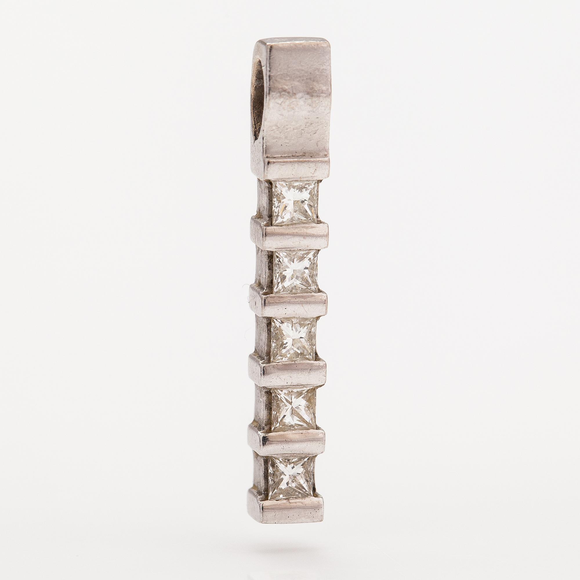 An 18K white gold pendant with princess-cut diamonds ca. 0.45 ct in total.