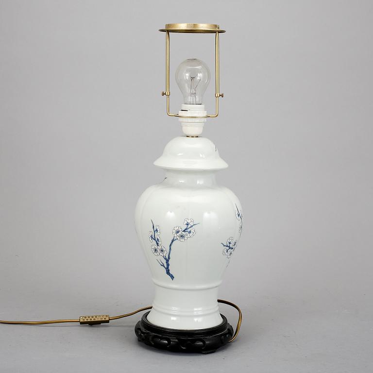 BORDSLAMPA, porslin. Kina, 1900-tal.