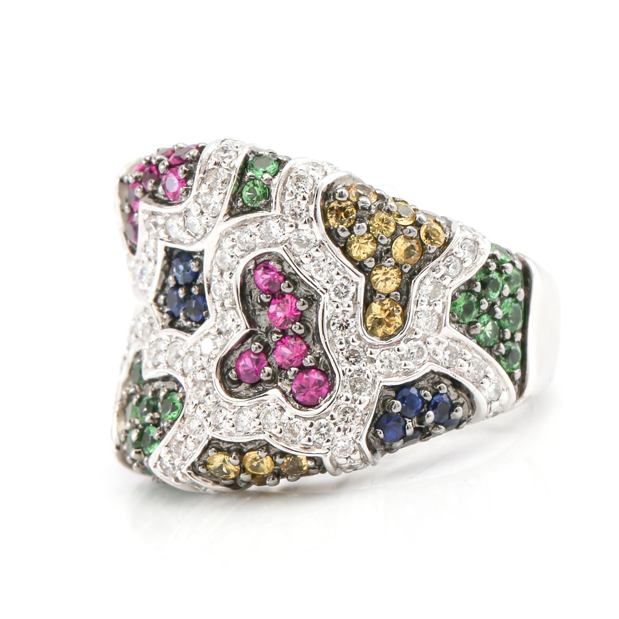 Ring 18K vitguld med runda briljantslipade diamanter och fasetterade färgstenar.