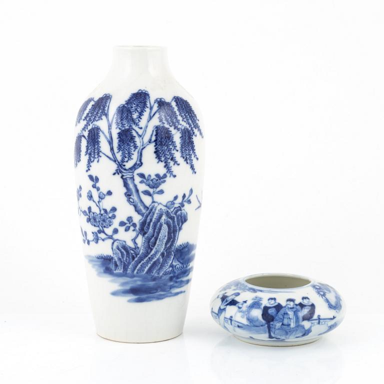 A blue and white brush washer and vase, Qing dynasty, 19th Century.