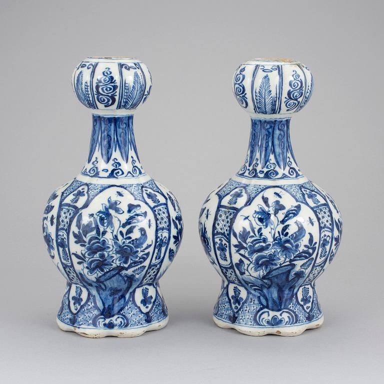 VASER, ett par, fajans, Delft, Holland, 1700-tal.