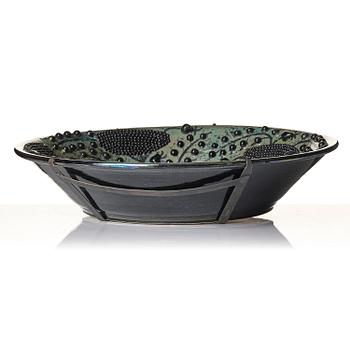 Birger Kaipiainen, a large decorative stoneware dish, Arabia, Finland, probably 1970s.